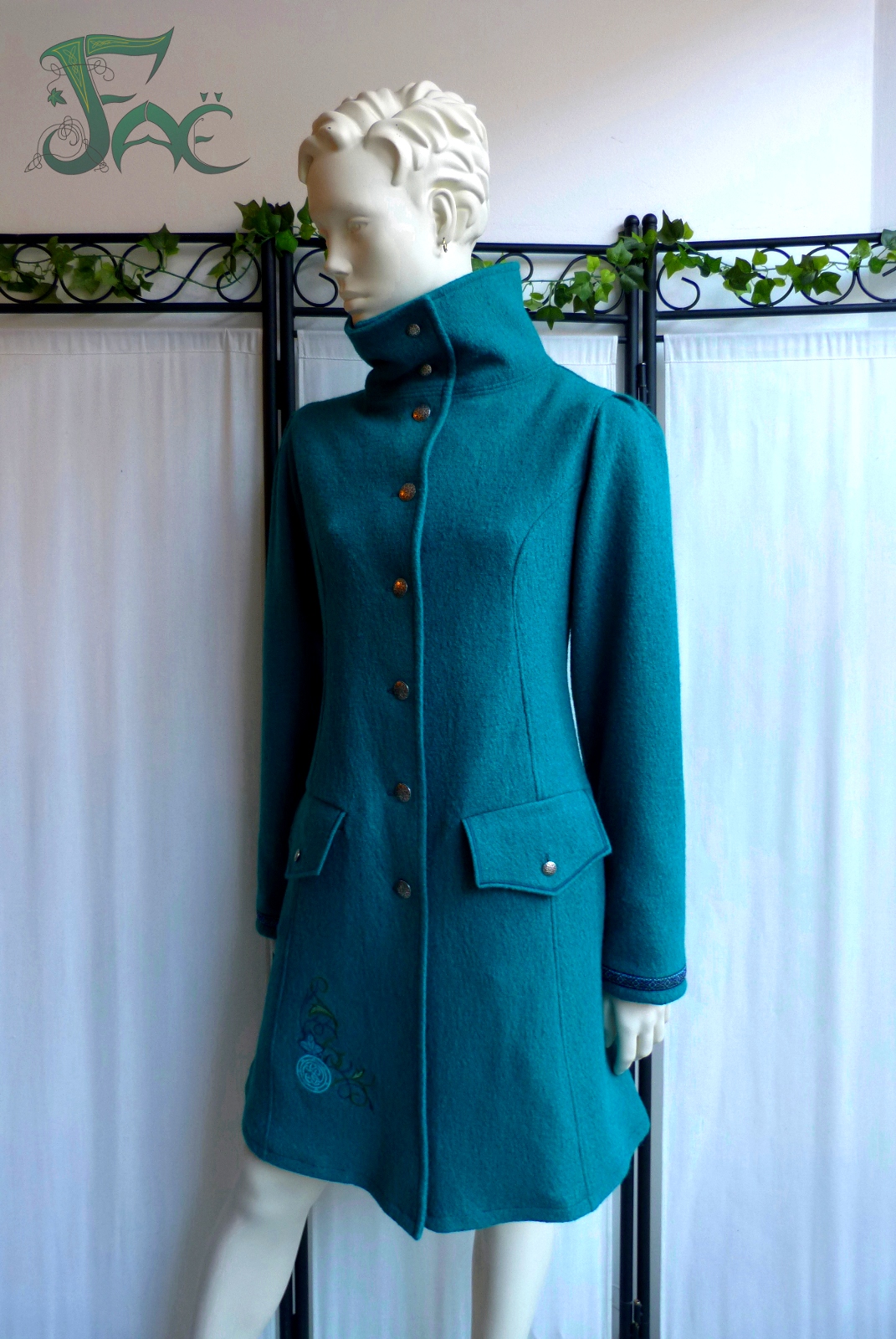 Manteau turquoise brodé