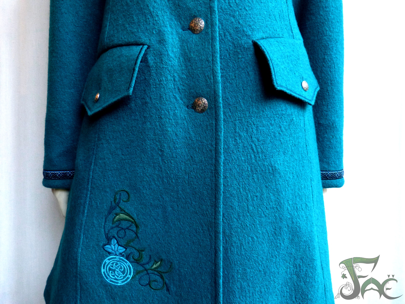 Manteau turquoise, broderie